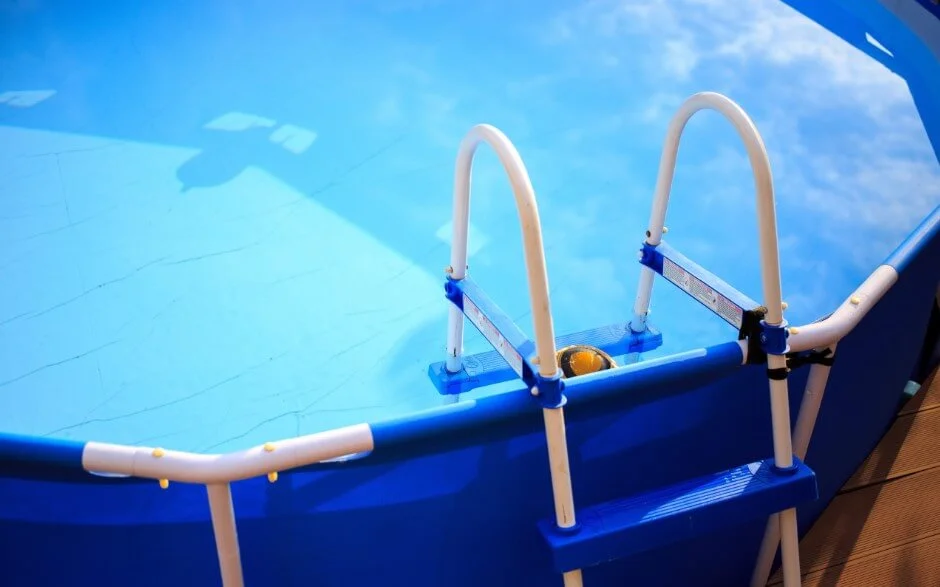 Quelle échelle pour piscine hors-sol ?