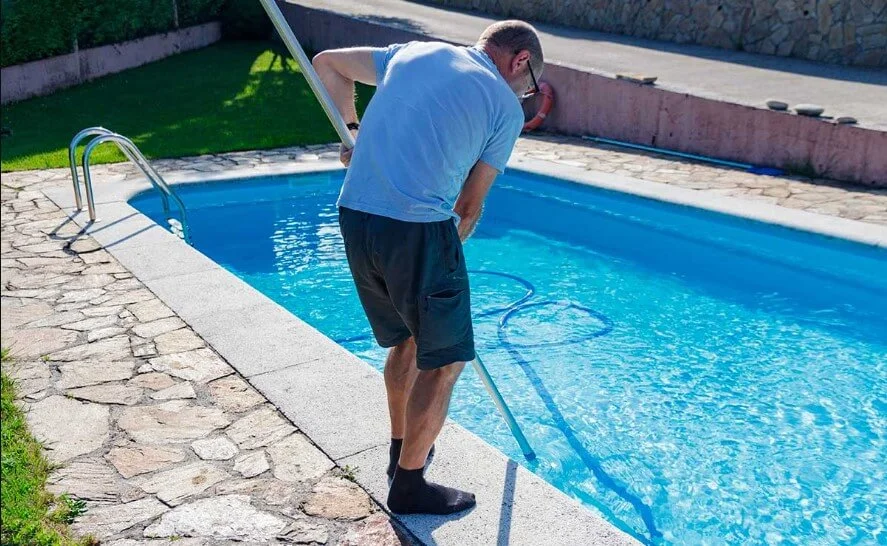 Comment nettoyer le liner d&rsquo;une piscine ?
