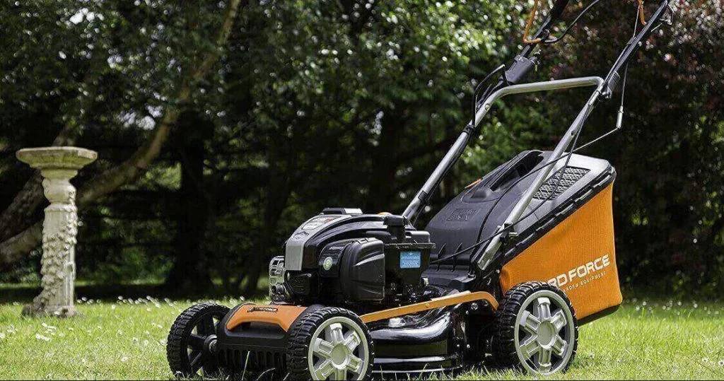 Quelles différences entre la tondeuse autotractée et la tondeuse tractée ?