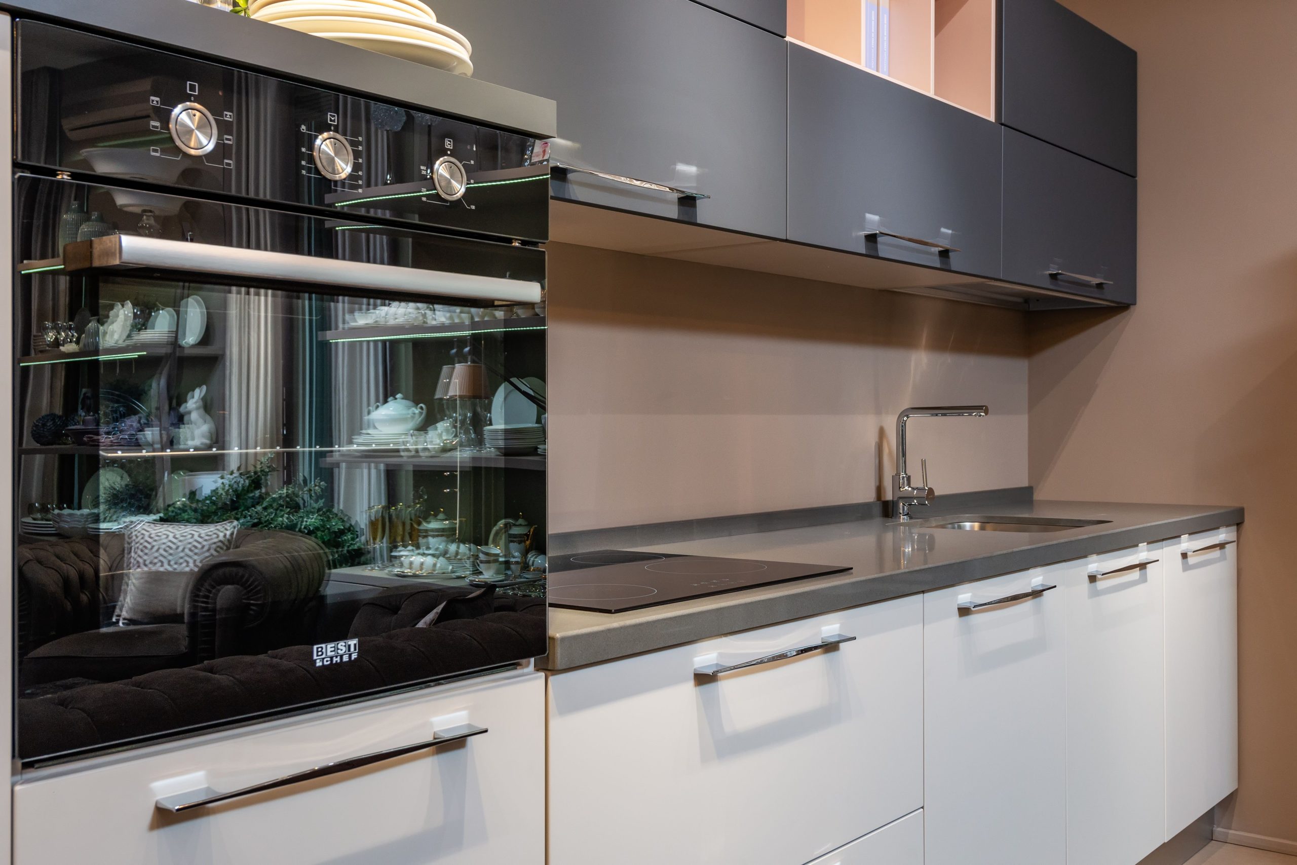 Cuisine moderne four noir et placards gris