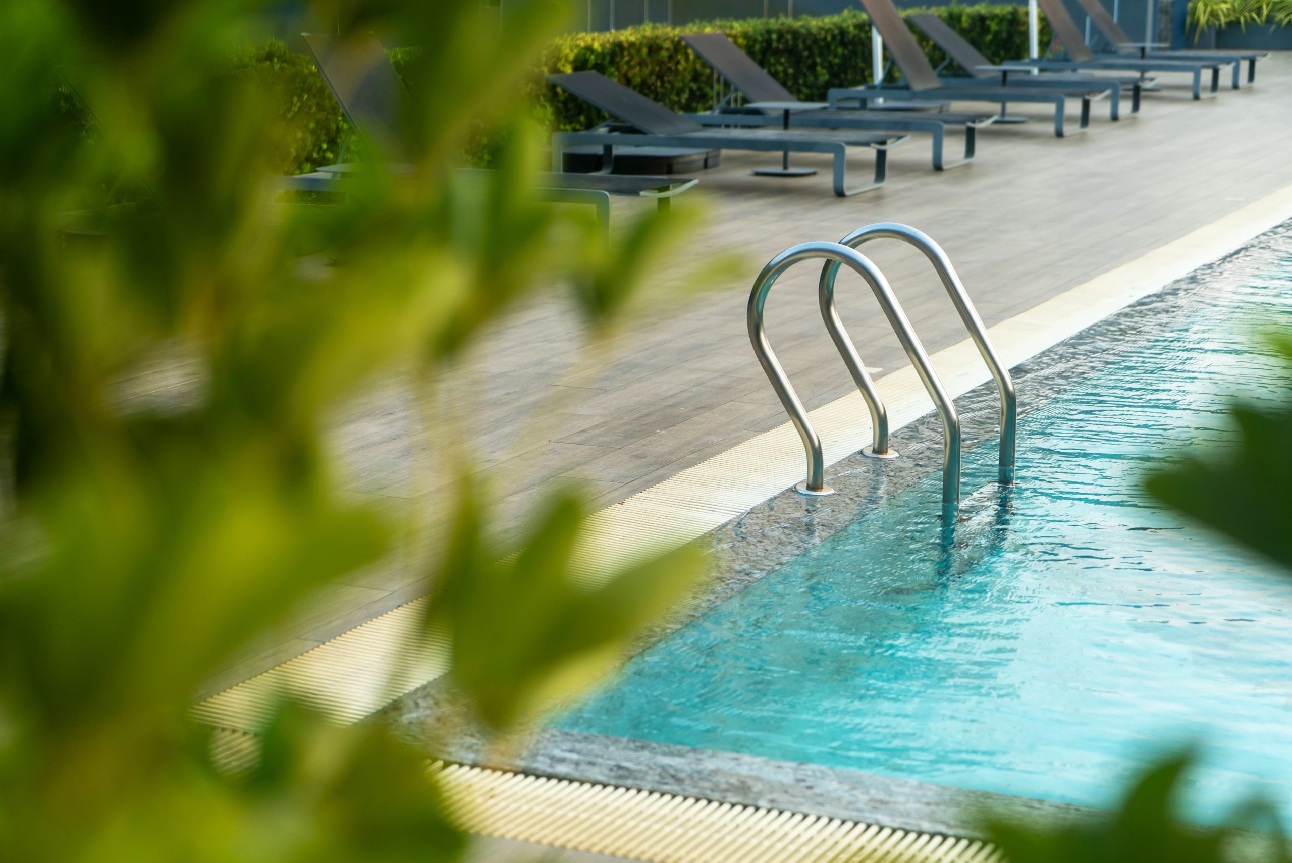 Piscine extérieure détente chaises longues verdure