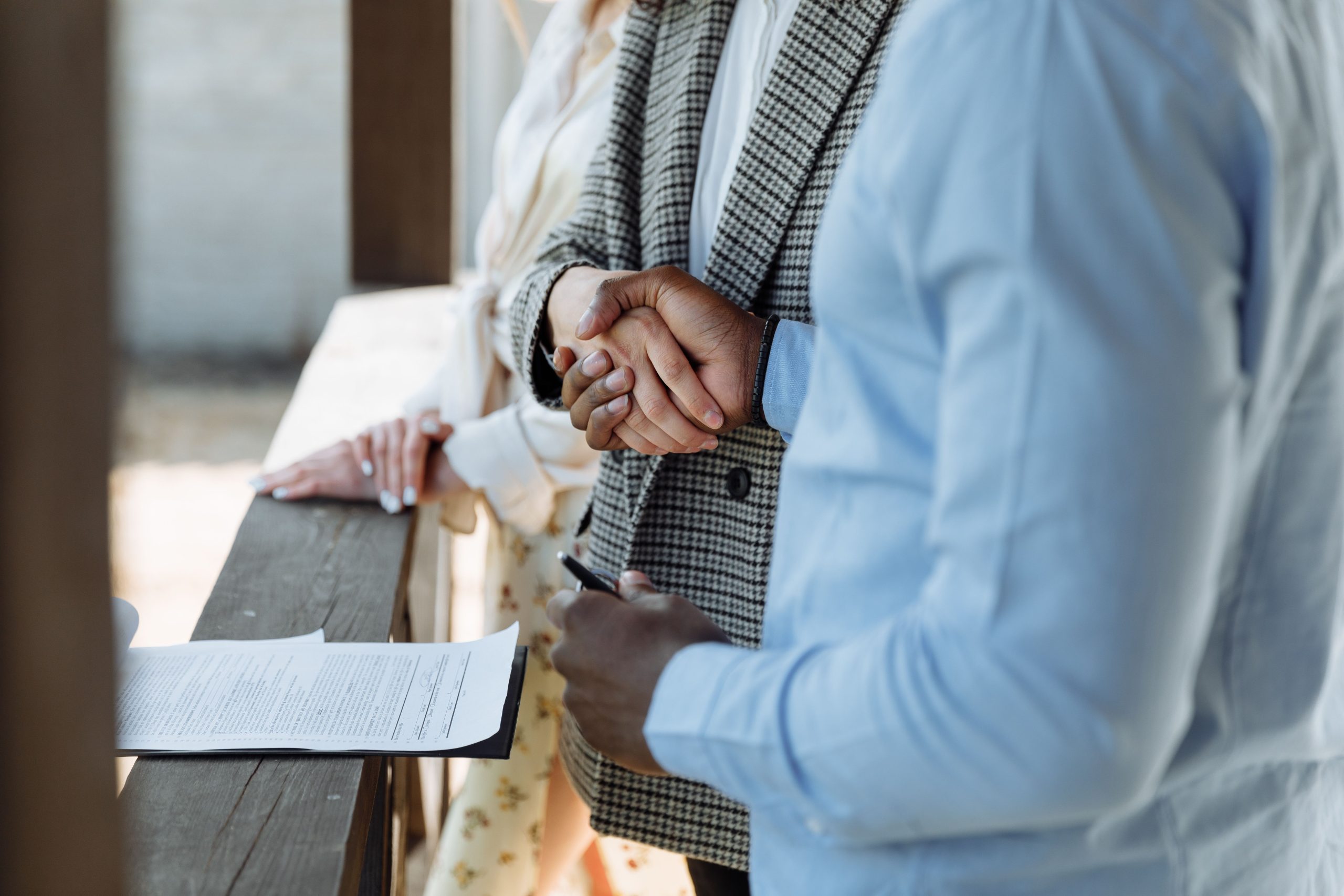 Poignée de main sur accord immobilier signé