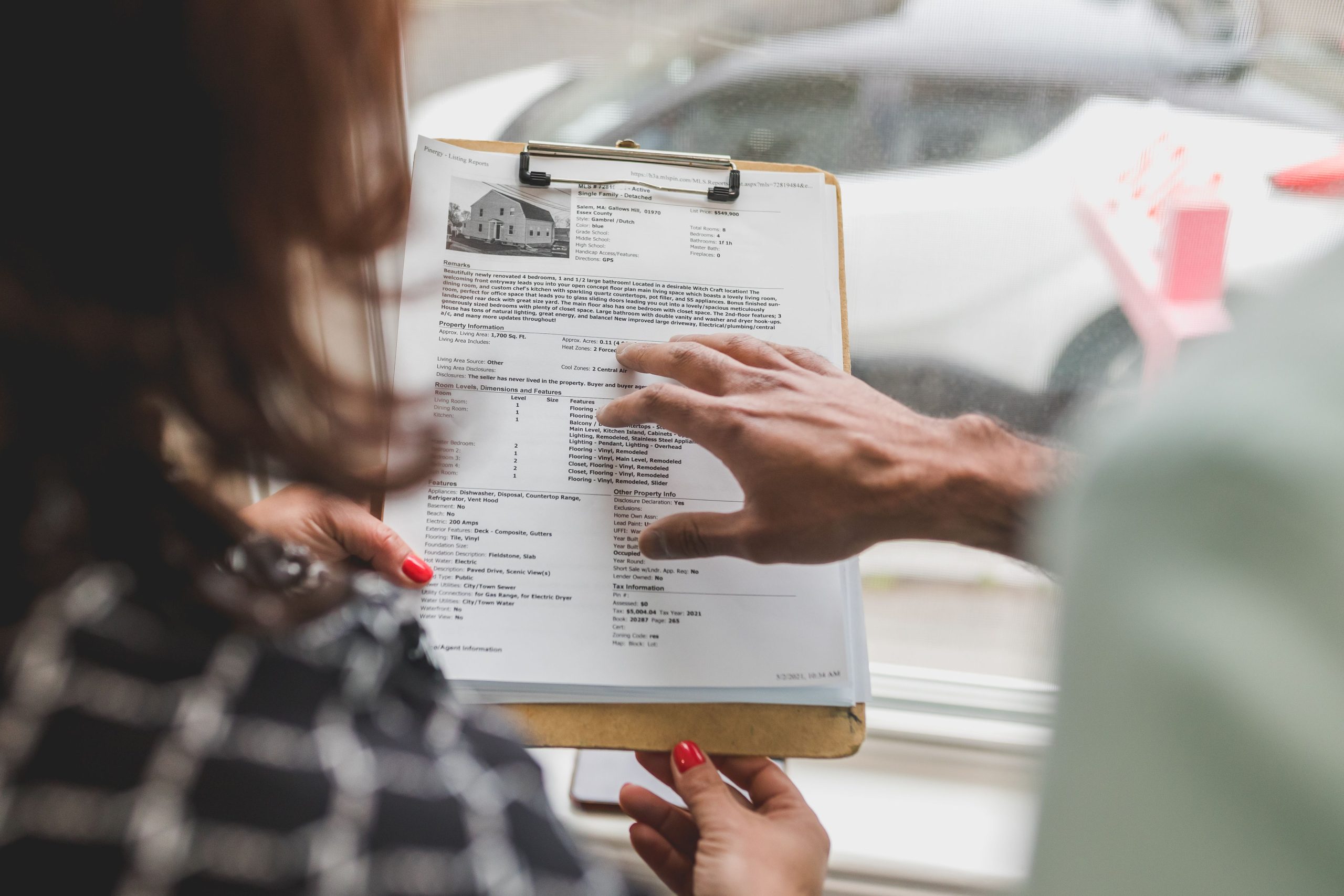 Agent immobilier discutant détails propriété avec client