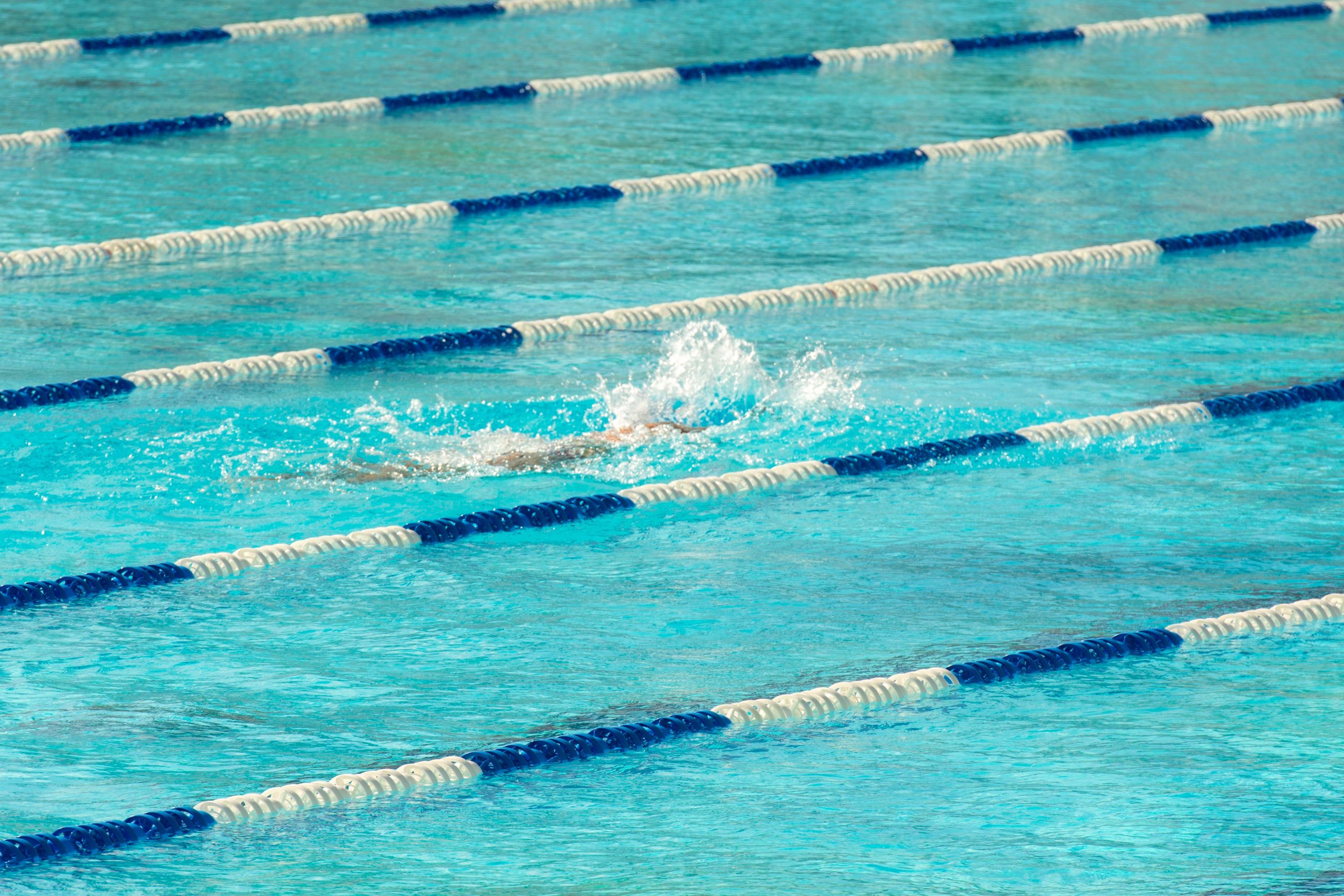 Nageur plongeon éclaboussure bassin compétition