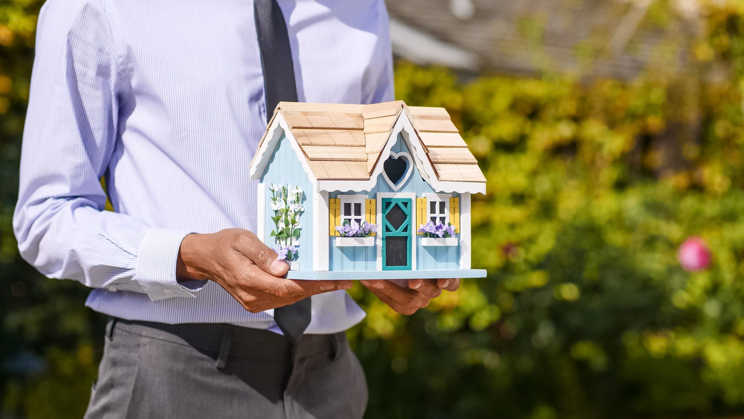 Homme d'affaires tenant maquette maison investissement immobilier