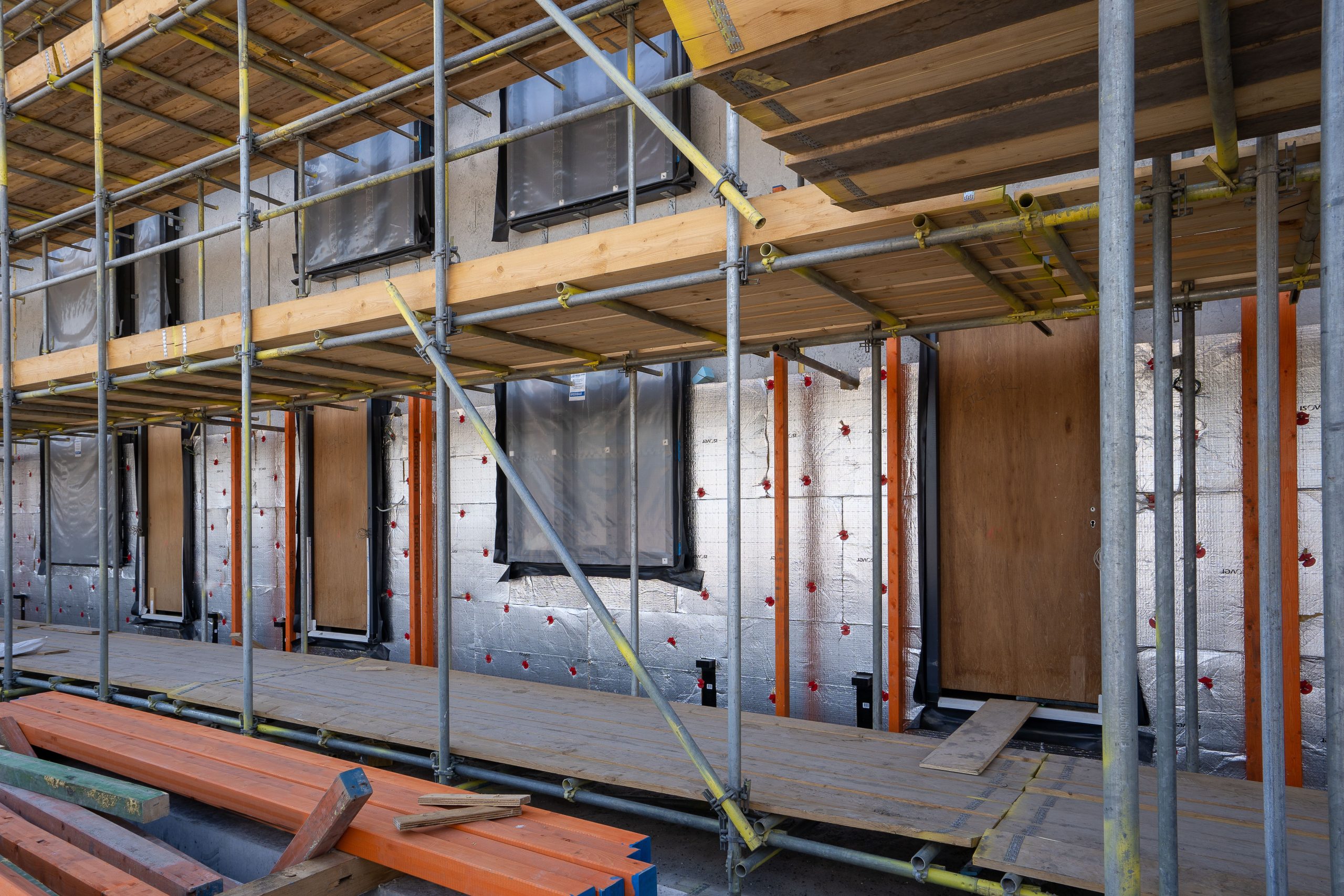 Construction résidentielle avec isolation et fenêtres