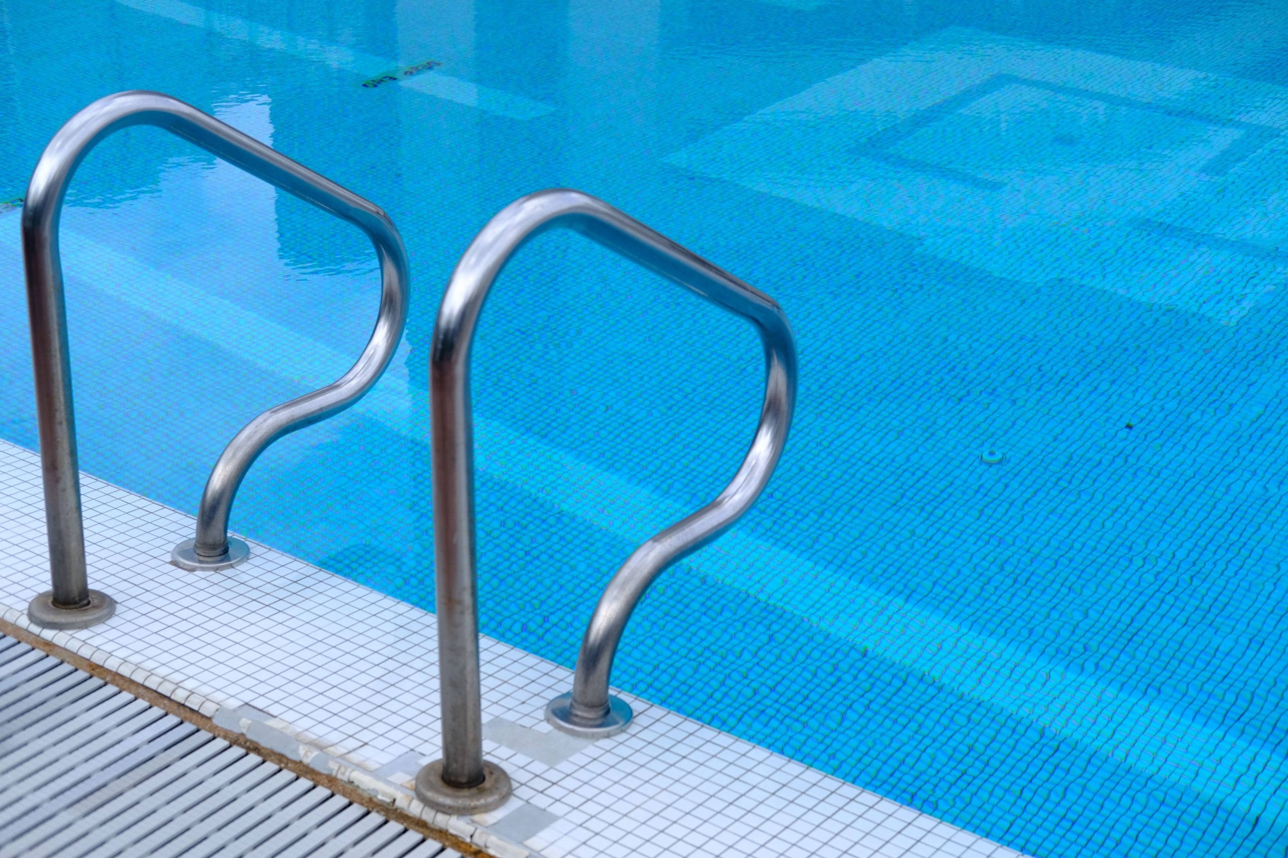 Échelle inox piscine carrelée bleu turquoise