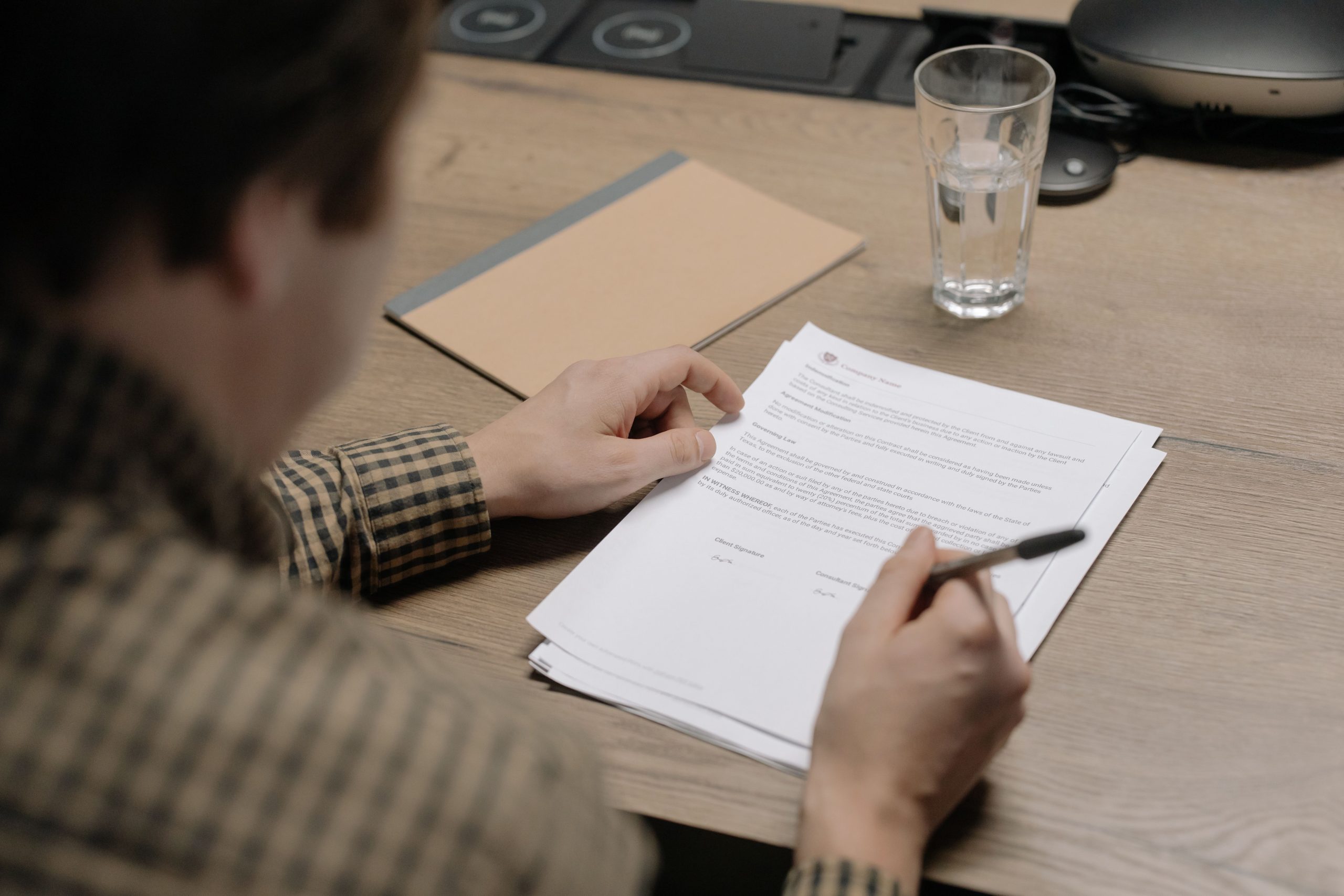 Homme d'affaires examinant contrat à son bureau