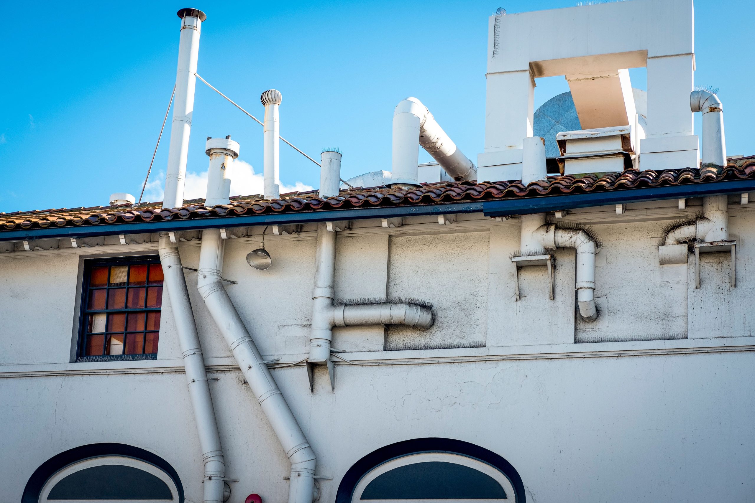 Immeuble blanc avec cheminées et conduits aération