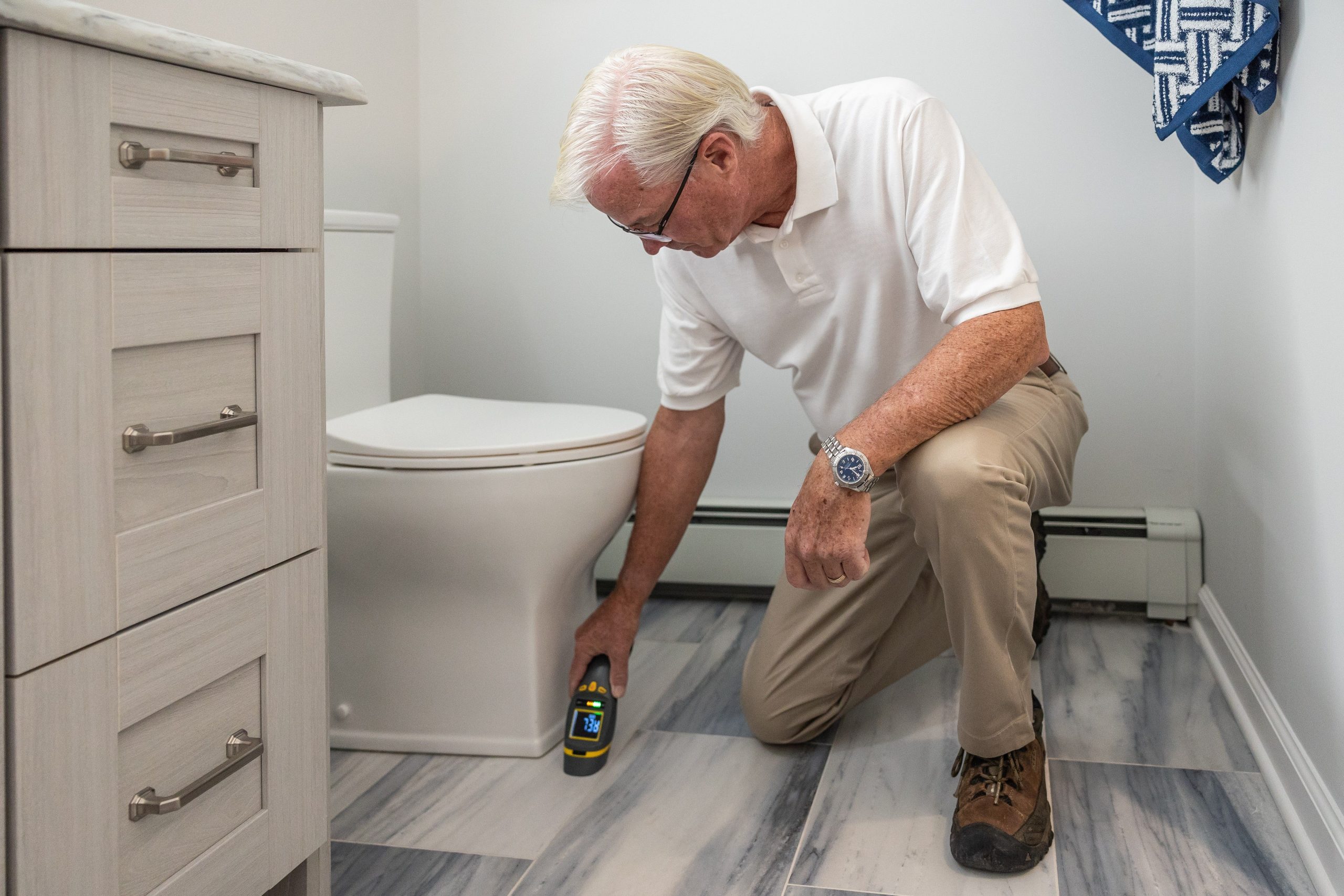 Senior inspectant salle bain pour maintenance
