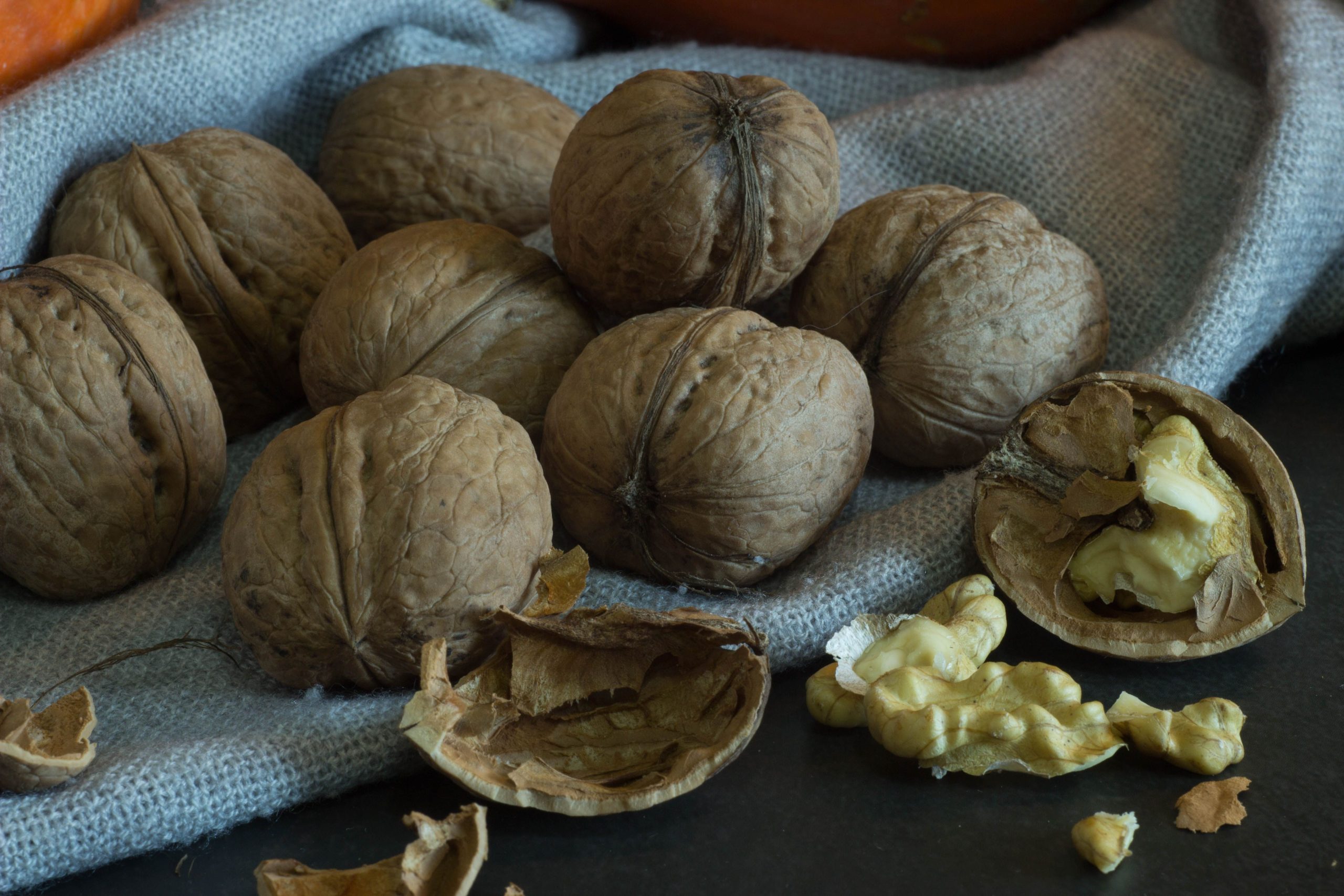 Noix entières et cassées sur tissu rustique