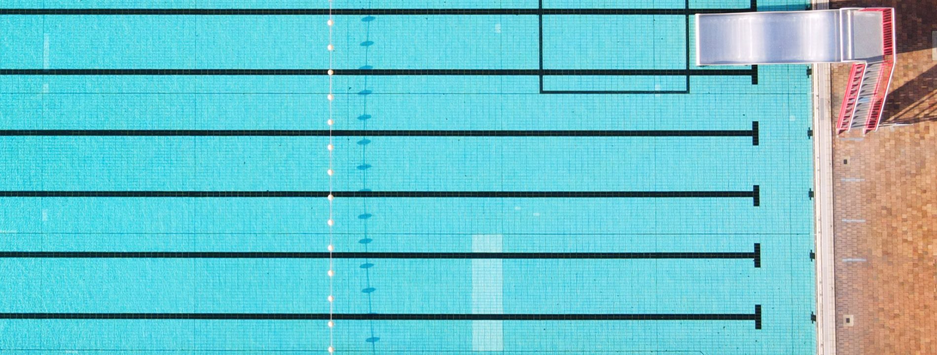 Comment faire baisser le chlore dans ta piscine efficacement ?