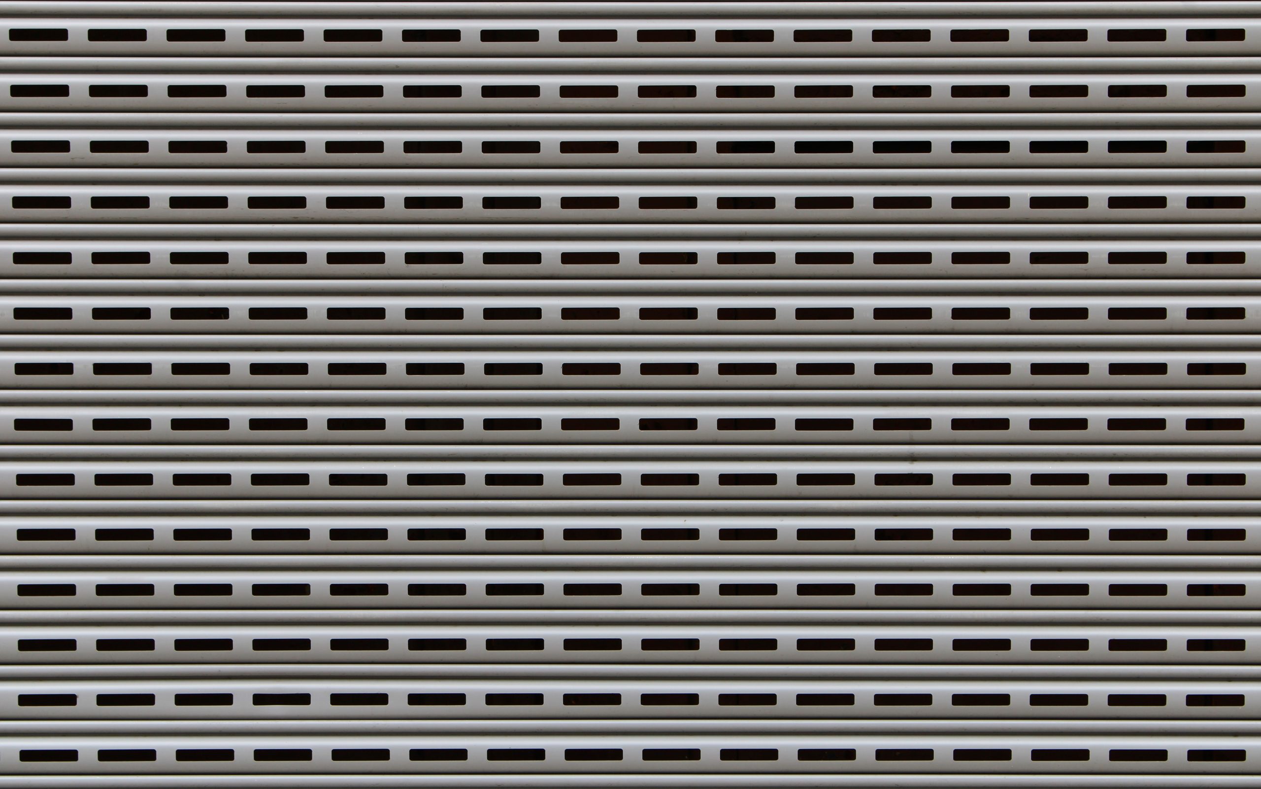 Porte de garage métallique avec motifs horizontaux
