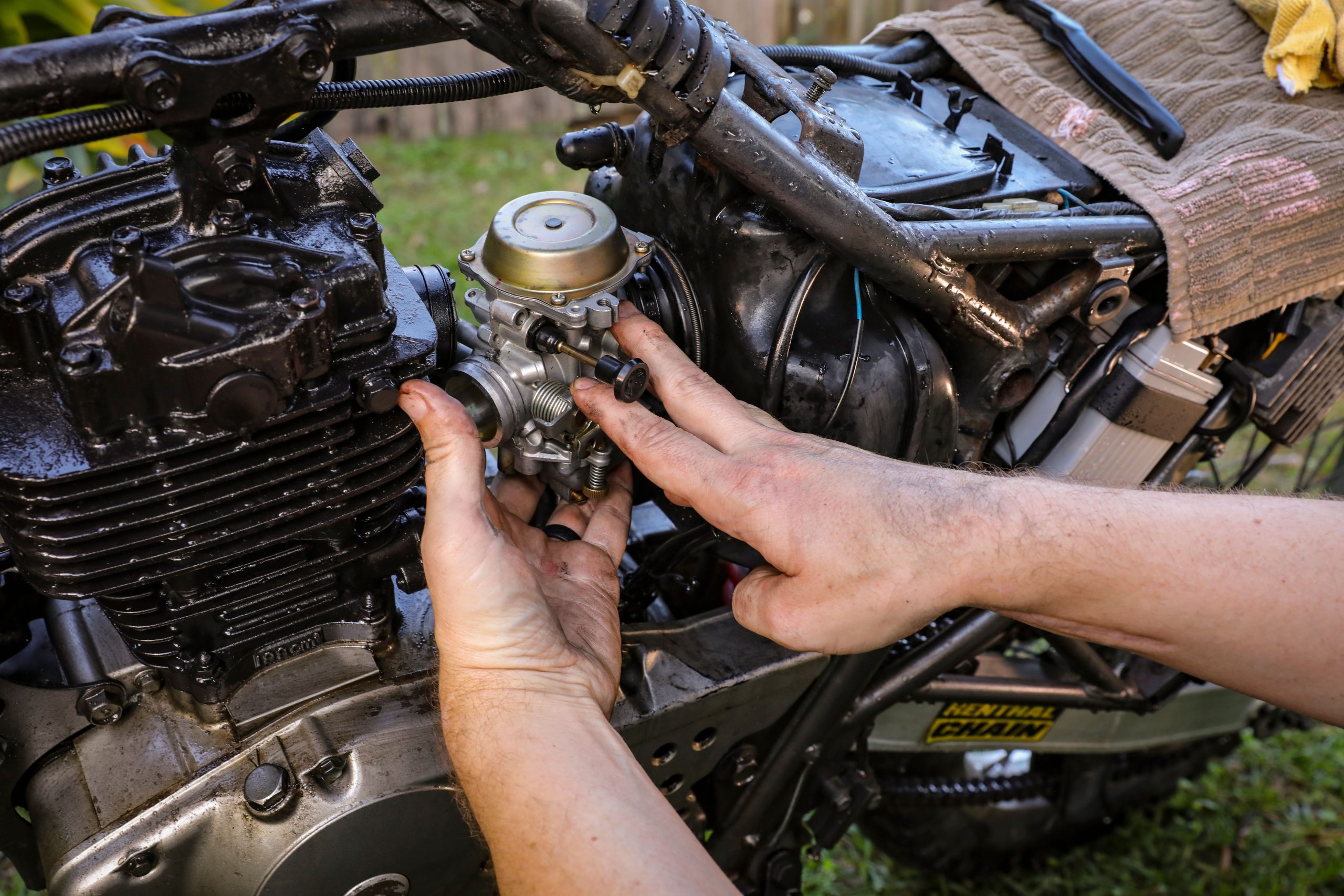 Ajustement carburateur moto en extérieur gros plan
