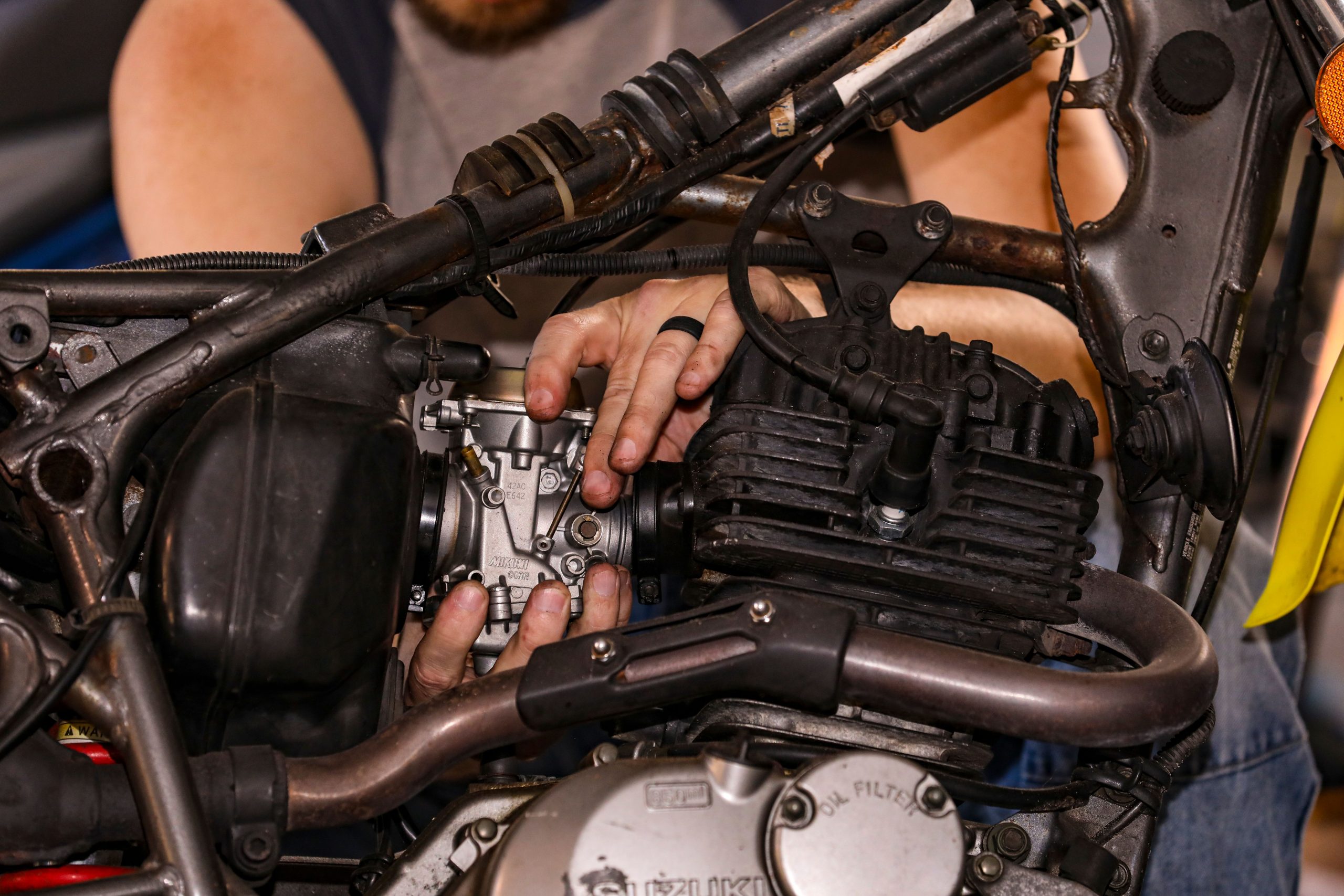 Mécanicien réparant moteur motorcycle expertise