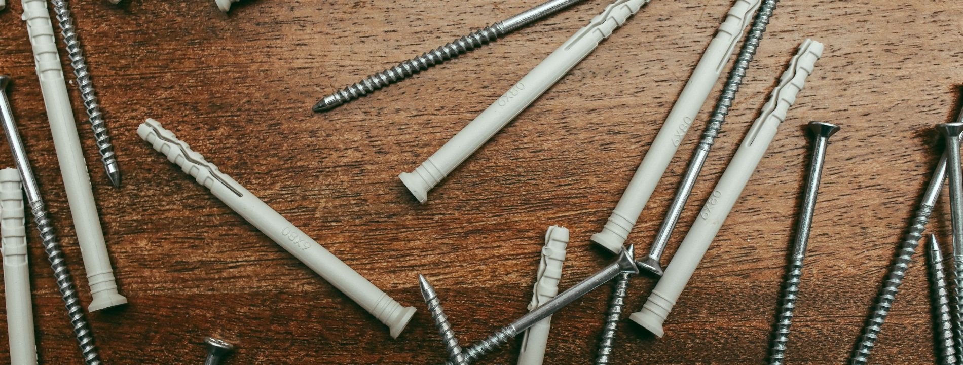 Comment enlever une cheville Molly sans abîmer le mur ?
